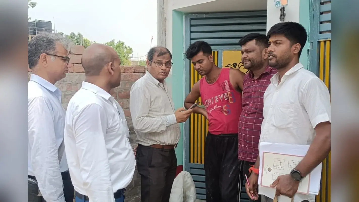 Gopalganj News: कर्णपुरा गांव में जनगणना निदेशालय की टीम का डोर-टू-डोर सत्यापन अभियान